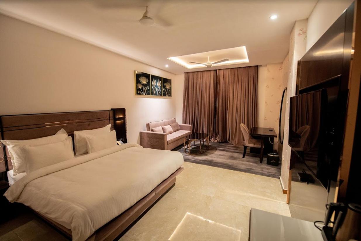 Shawn Elizey 5* Jabalpur